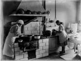 Matlagning, två flickor i köket.
Märta och Margit Lindskog