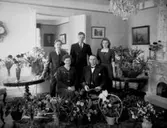 Rumsinteriör, familjegrupp 5 personer.
Godsägare Viktor Sandbergs 50 årsdag.
