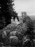 Två flickor på en sten.Utsikt.Margit Lindskog och Astrid Albrektsson.