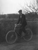 En man på cykel.
Fotograf Samuel Lindskog.
