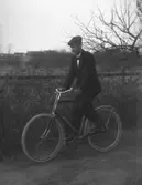 En man på cykel.
Fotograf Samuel Lindskog.