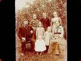 Familjegrupp 8 personer.
Carl Johan Björnram, rättare på Ytterby gård, med hustrun Anna Lovisa och barnen: Ulla (blev sedermera barnmorska i Stora Mellösa), Signe, Alva, Rikard (hade affär, taxi, café, bensinmack i Stora Mellösa), Tullie, Helge.