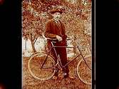 En cyklist.
K.W. Lindberg