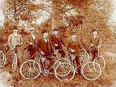 Sex cyklister.
K.L. Larsson