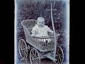 Ett litet barn i korgvagn.
Karl Andersson
