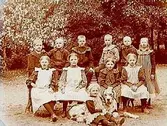 Dövstumsskolan, elva skolbarn och en hund.
Fröken Blomkvist