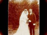 Brudpar, bruden helt i vitt, med krona, brudgummen i mörk kostym.
Knut Hedkvist