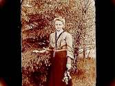 En kvinna i skogen.Hedvig Bergström