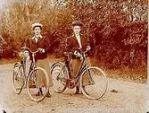 Två kvinnor med cyklar.
Baselia Björk