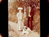 Ett par med en hund.Knut Lindholm