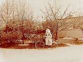 En kvinna till cykel.Ebba Sandberg