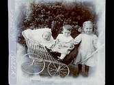 Tre barn, varav två i vagn.
Elin Sköld