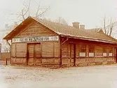Örebro Köttbesiktningsbyrån, envånings vinkelbyggd träbyggnad.
Stadsveterinär H.Von Delwig