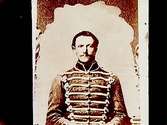 En man i husaruniform.Oskar KarlssonHallsbergs Mejeri, Örebro.
