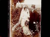 Brudpar, bruden i vitt, med krona, brudgummen i frack.
Karl Johan Andersson