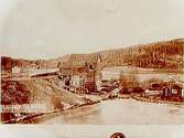 Rostugnen och masugnsbyggnaden.
I bakgrunden syns hyttbyn, hyttan revs 1901.