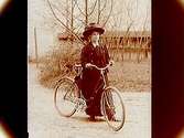 En kvinna med cykel.
Mimmi Asplund