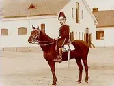 En ryttare i paraduniform och kask.
15 Svensén, Svea Trängkår.
