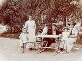 Familjegrupp fem personer och en hund.Alb. Åselius
