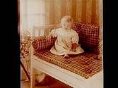 Ett litet barn i soffan.Elof Dahm