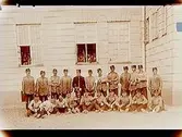 Regemente, Grenadjärerna, I3.Soldatgrupp, 23 soldater utanför kasern.369/6 Andersson