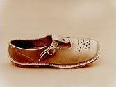 En sko, sandal.
Johan Brolin