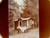 Kolonistuga, 2 män vid kaffebordet framför stugan.
Gustaf Nilsson, Oskarstorget 4A, Örebro.