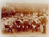 14 scouter med musikinstrument.
Musikfanjunkare D. Hagberg