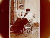 Två kvinnor, varav en i rullstol.
Wilma Johansson