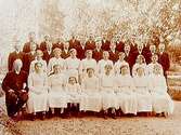 Ekeby läsbarn, konfirmander, 36 läsbarn och pastor I.E. Oskarsson.