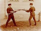 Två soldater som bajonettfäktas.140/10 Andersson, Grenadjärerna, I3, Örebro.