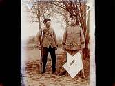 Två soldater, en av dem med signalflaggor.
191/8 Tengström, Grenadjärerna, I3, Örebro.