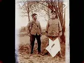 Två soldater, en av dem med signalflaggor.
191/8 Tengström, Grenadjärerna, I3, Örebro.