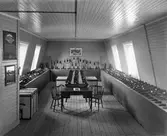 Nya Skofabriks AB Örnen, interiör från pannrummet, en man vid ångpannorna.