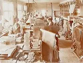AB Skofabriken Kronan, fabriksinteriör, tillskärning av ovanlädret, 10 tillskärare.