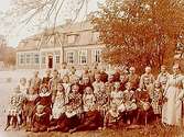 Sköllersta skola, en och en halvplans skolbyggnad.36 skolbarn med lärarinna fröken Ida Nilsson.