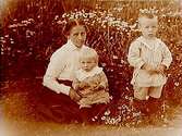 Mor med två småbarn.
Gustaf Eriksson