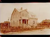 En och en halvvånings bostadshus med inbyggd veranda.
Disponent Adolf Eriksson
