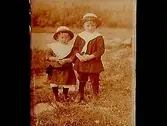 Två småflickor.
Axel Persson