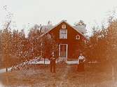 En och en halvplans bostadshus, två personer framför huset.
Arvid Berghe.