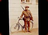 Grenadjärer, I3.En soldat med cykel.J. Lundin, Villagatan 7A, Örebro.