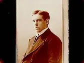 En man, bröstbild.Oskar Andersson