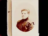 En kvinna, bröstbild.Elsa Andersson