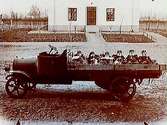 Regemente, Svea Trängkår, T1.
En lastbil med sex soldater på flaket.
Kapten Erhard