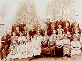 Konfirmander, 18 flickor, 20 pojkar och en präst.
Kyrkoherde V. Appelbom, Vintrosa.