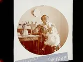 Mor och barn.
Folkskollärare V. Dahl