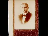 En man, bröstbild.Oskar Hedenfeldt