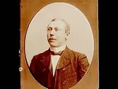 En man, bröstbild.Anton Pettersson