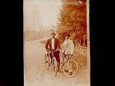 Två cyklister.
T. Ljungberg