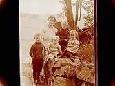 Mor och fyra barn.
Fru Kierkegaard